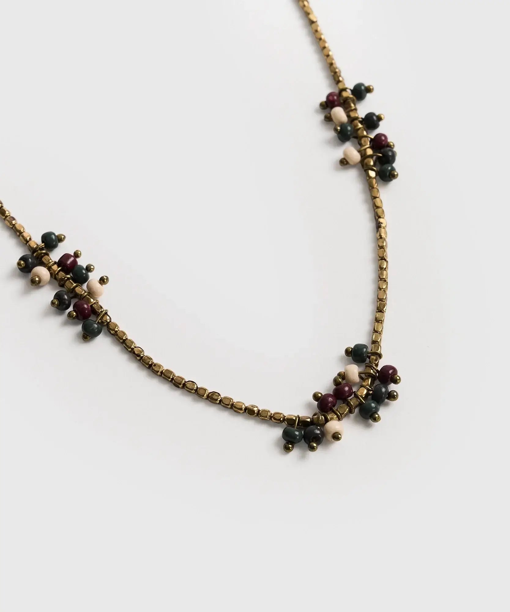 Collar Piedras Boho de Lounge con mostacillas doradas y piedras pequeñas de colores.