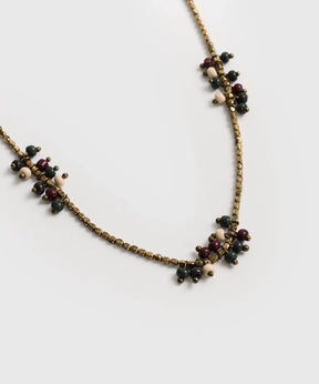 Collar Piedras Boho de Lounge con mostacillas doradas y piedras pequeñas de colores.