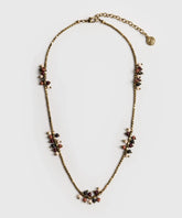 Collar Piedras Boho de Lounge con mostacillas doradas y piedras pequeñas en tonos café y colores variados.