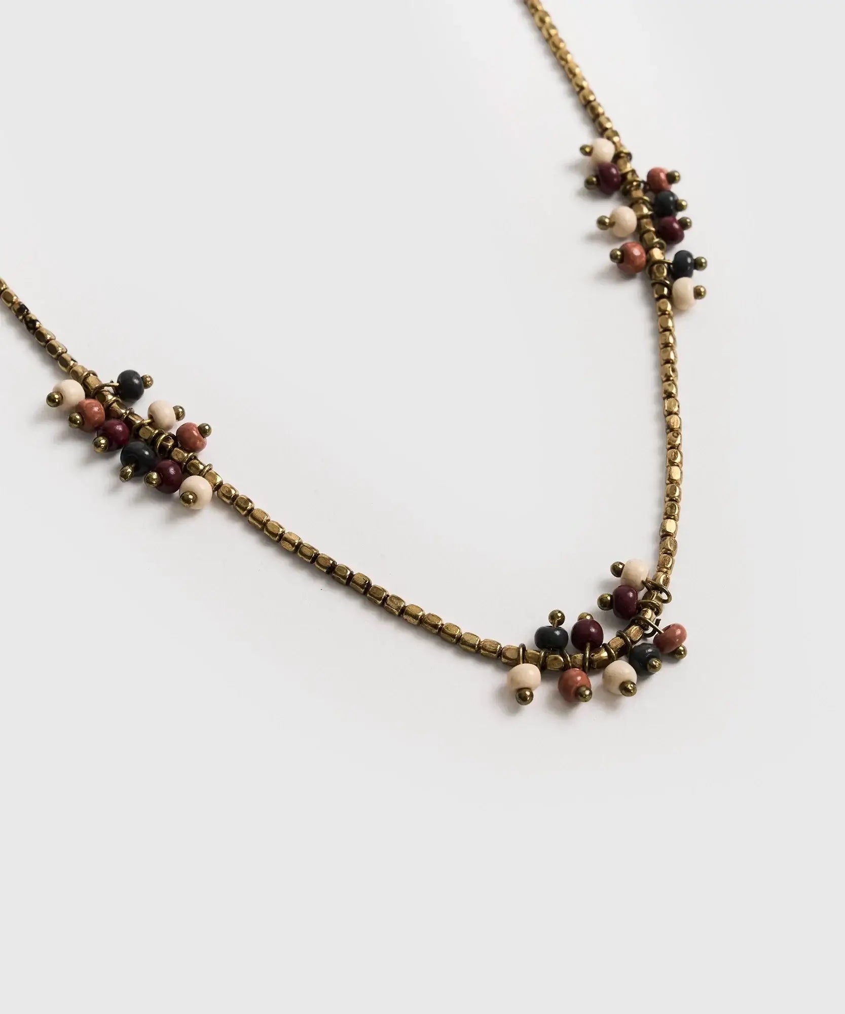 Collar Piedras Boho de Lounge, collar corto con mostacillas doradas y piedras pequeñas de colores.