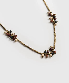 Collar Piedras Boho de Lounge, collar corto con mostacillas doradas y piedras pequeñas de colores.