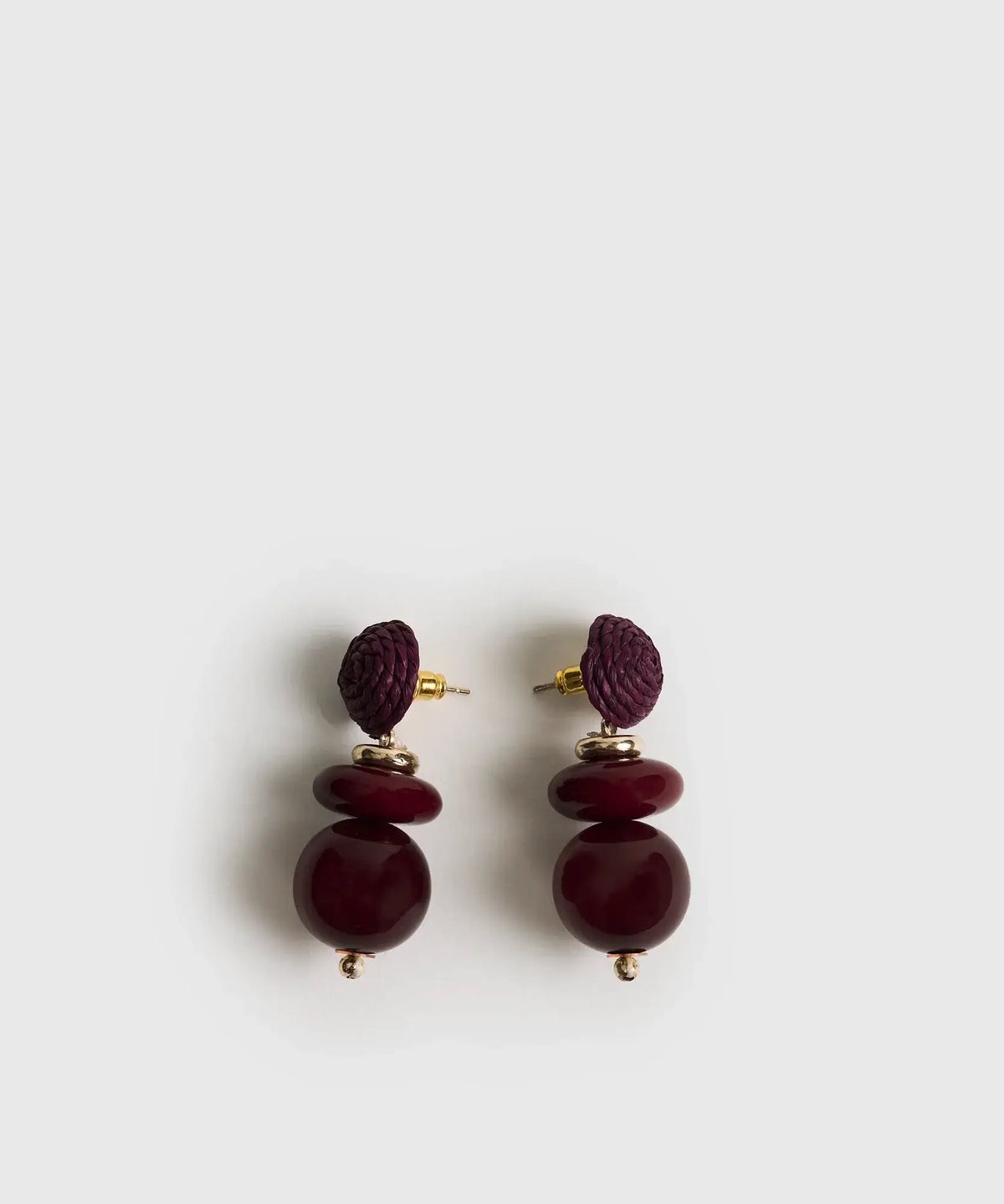 Aros Colgantes de Lounge, largos con base de rafia en color morado y colgantes de resina.