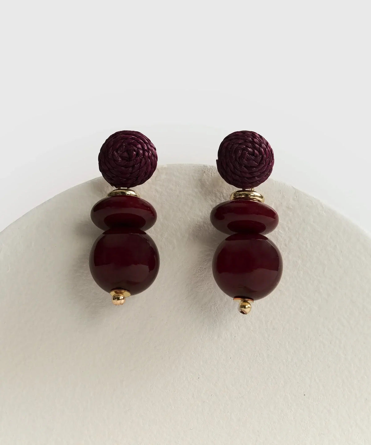 Aros Colgantes de Lounge, largos con base de rafia y colgantes de piedras de resina, color burdeos.