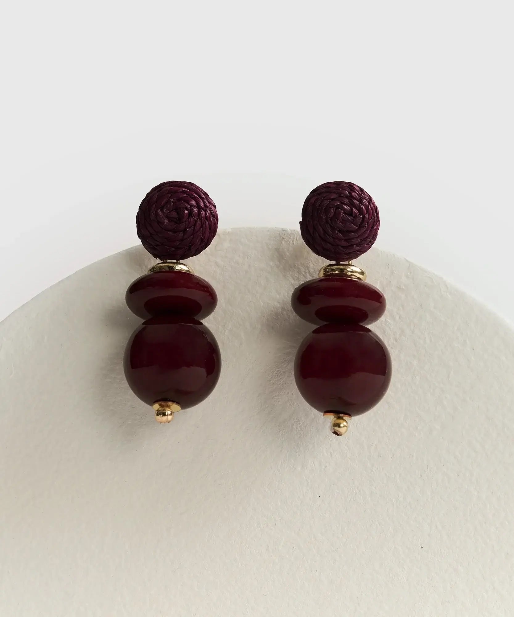Aros Colgantes de Lounge, largos con base de rafia y colgantes de piedras de resina, color burdeos.