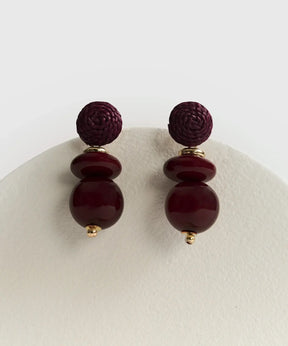 Aros Colgantes de Lounge, largos con base de rafia y colgantes de piedras de resina, color burdeos.
