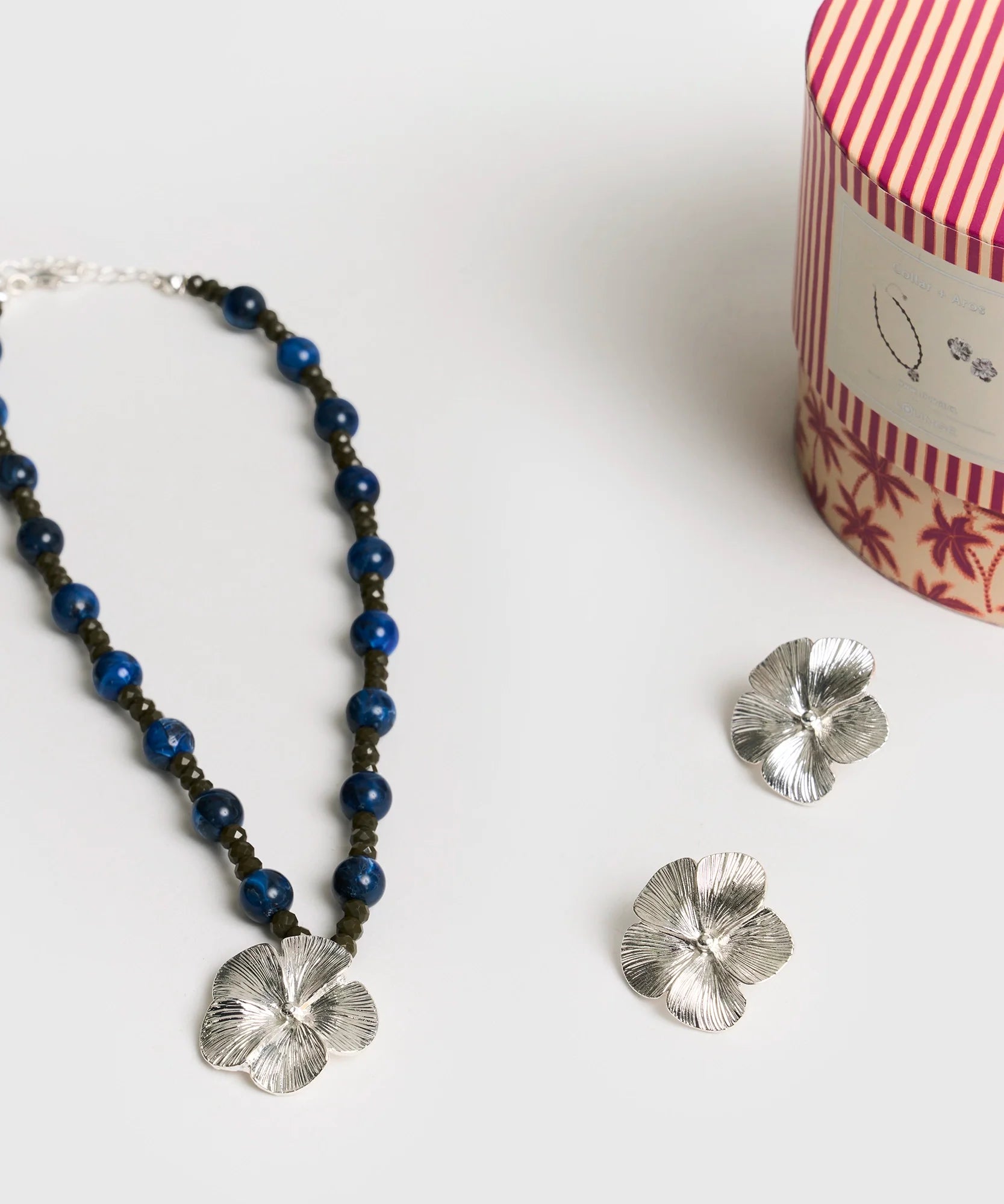 Set Collar Y Aros Caja Flores