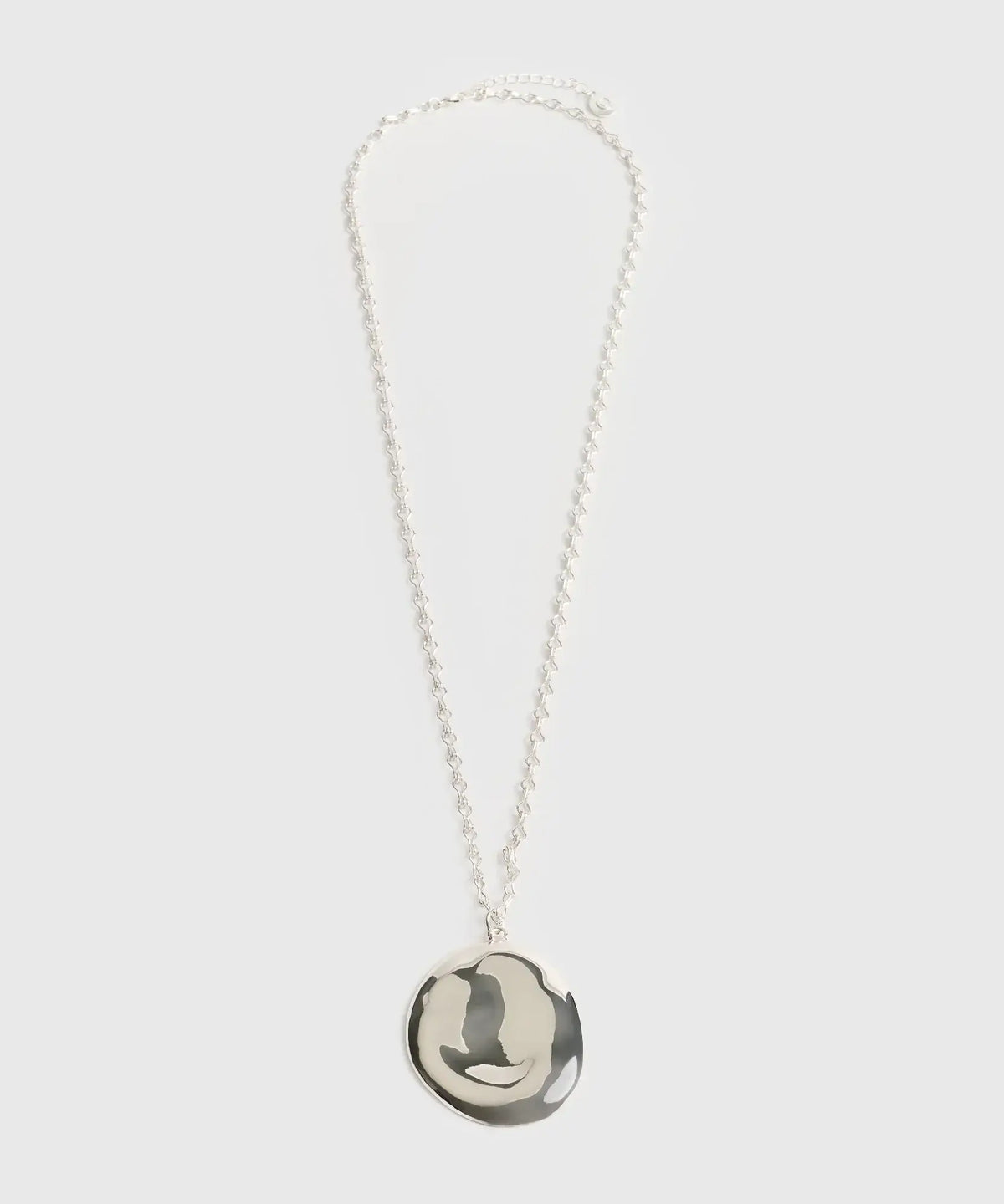 Collar Maxi Charm de Lounge, collar largo plateado con cadena gruesa y charm redondo grande.
