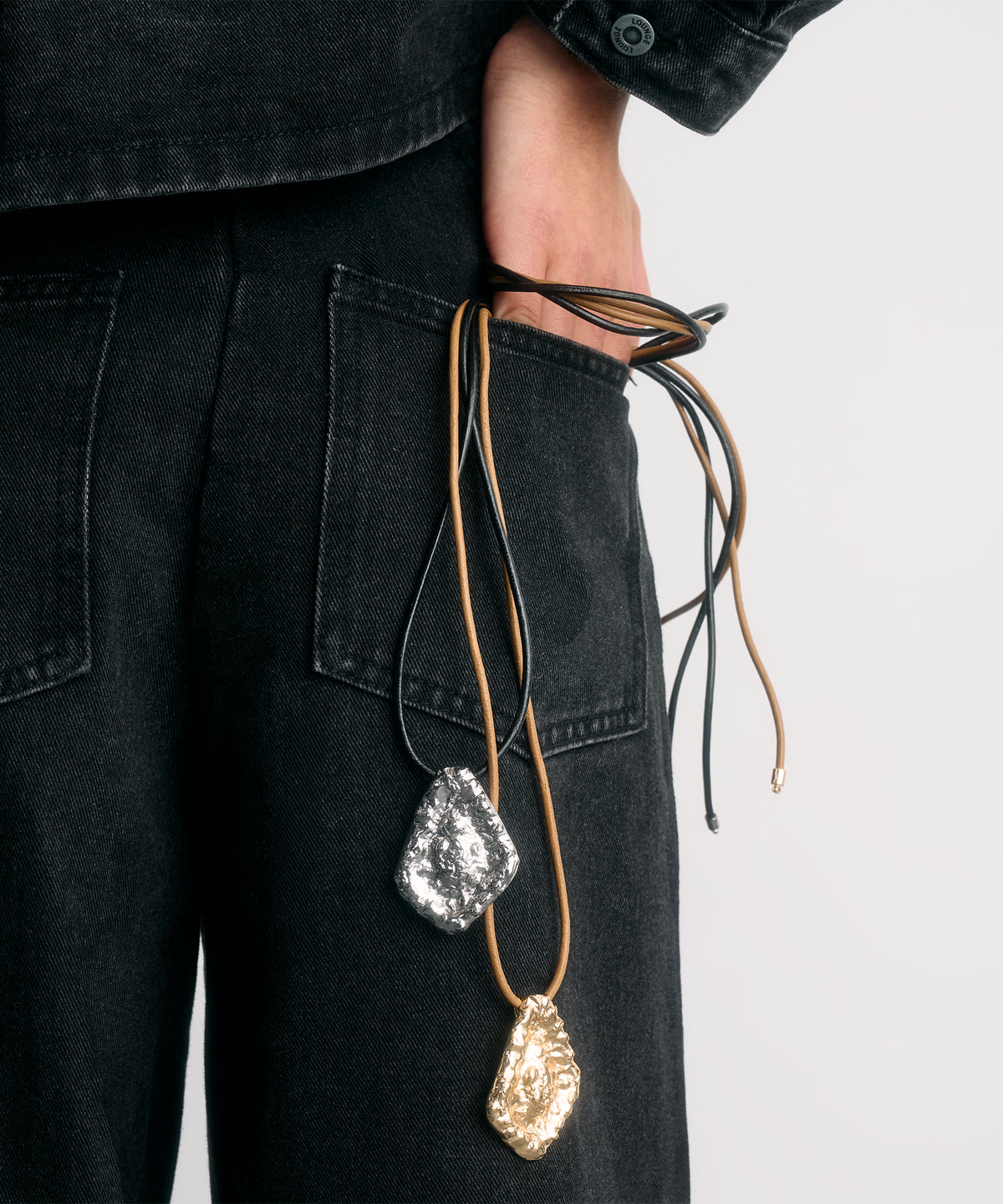 Collar Cuero Triángulo Machacado Woman