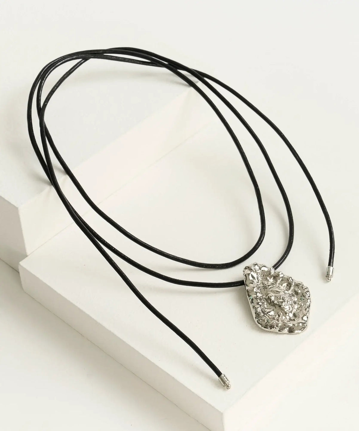 Collar Cuero Triángulo Machacado Woman