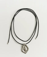Collar Cuero Triángulo Machacado Woman