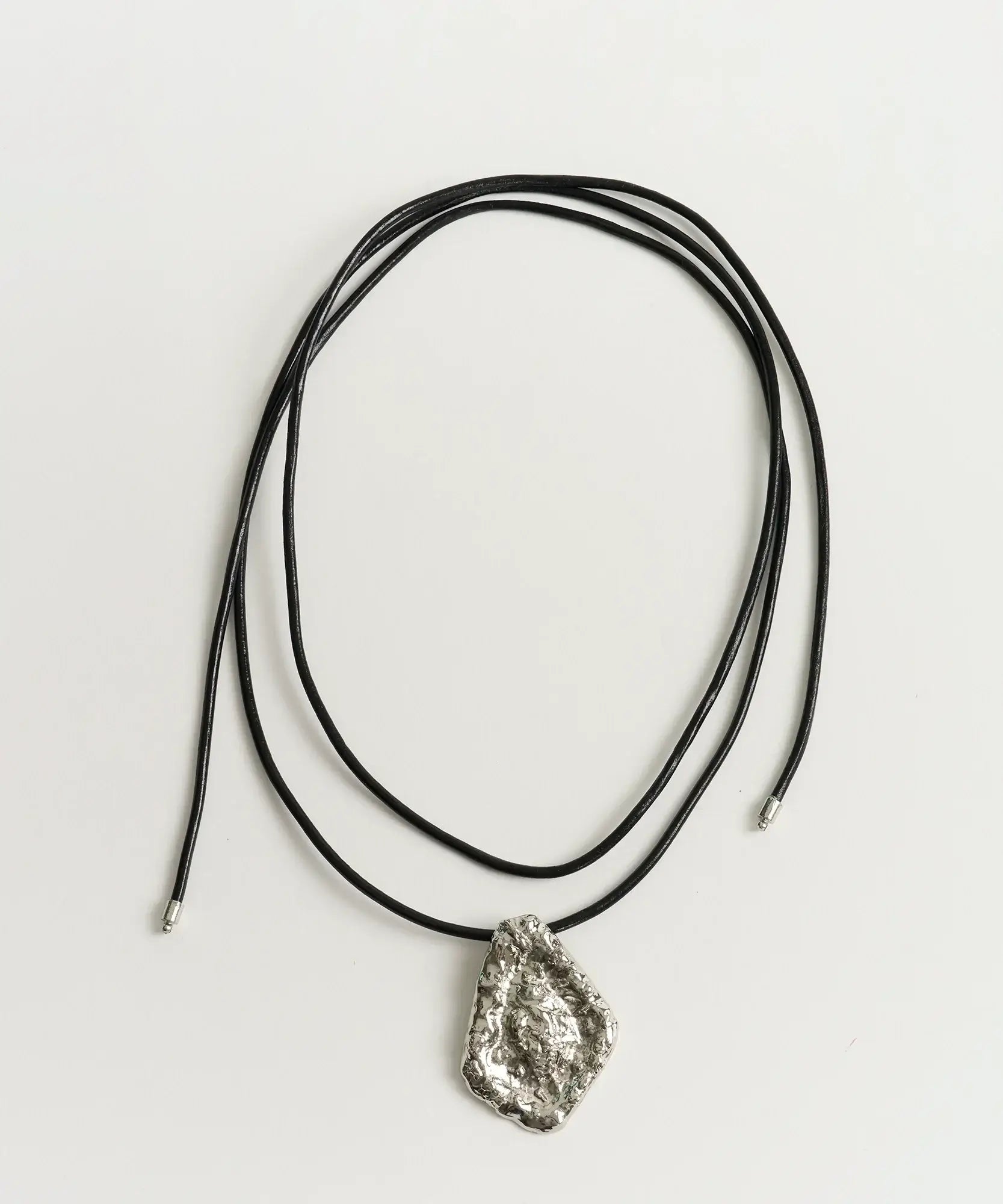 Collar Cuero Triángulo Machacado Woman