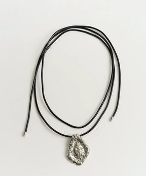Collar Cuero Triángulo Machacado Woman