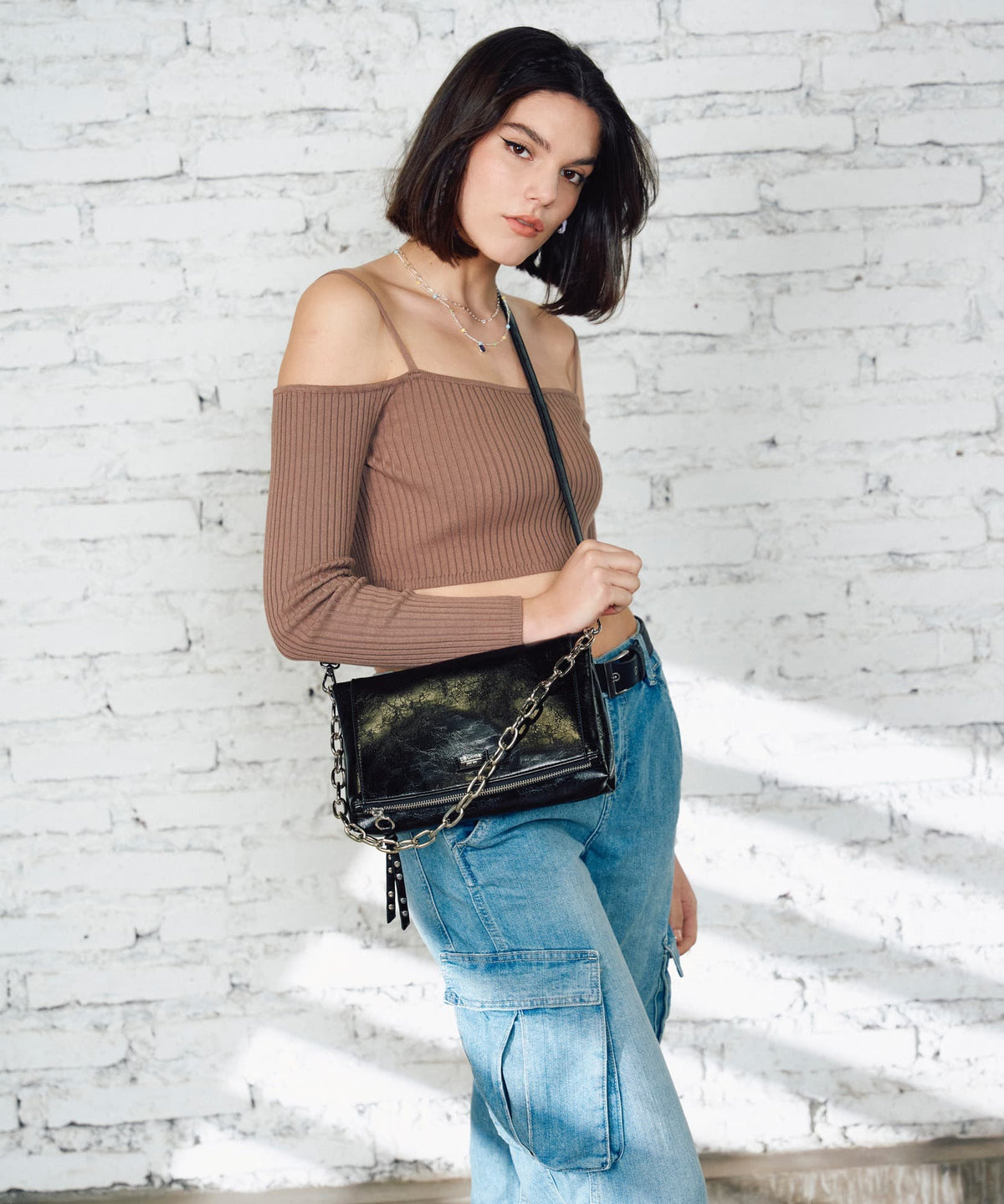 Cartera Bandolera Charol Flap Y Cadena